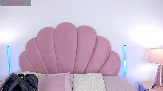 Nicole Paradise online show from 02.09.26