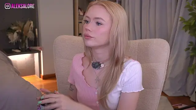 Snapshot of LexieLoree chatting on 06.10.26 LexieLoree online show from 06.10.26