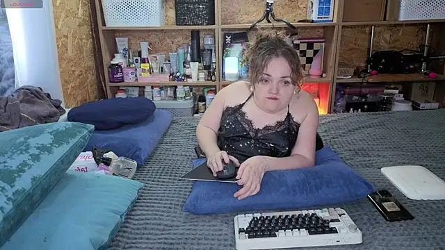 Snapshot of MiniNatalie chatting on 02.20.26 MiniNatalie online show from 02.20.26