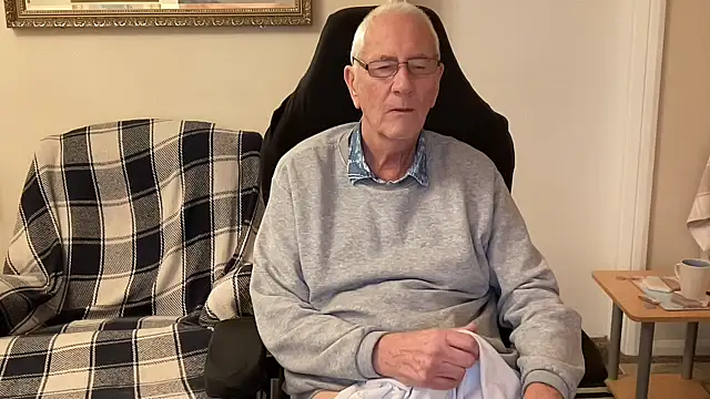 Snapshot of cutaboverest chatting on 11.15.25 cutaboverest online show from 11.15.25