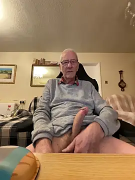 Snapshot of cutaboverest chatting on 12.18.25 cutaboverest online show from 12.18.25