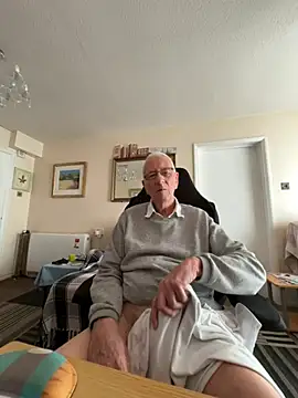 Snapshot of cutaboverest chatting on 02.08.26 cutaboverest online show from 02.08.26