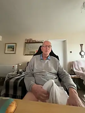 Snapshot of cutaboverest chatting on 02.19.26 cutaboverest online show from 02.19.26