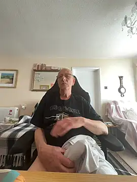 Snapshot of cutaboverest chatting on 03.28.26 cutaboverest online show from 03.28.26