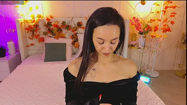 Lolly Neal online show from 12.04.25