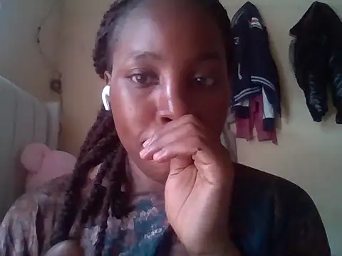 Snapshot of Queen_loveer chatting on 11.04.25 Queen loveer online show from 11.04.25