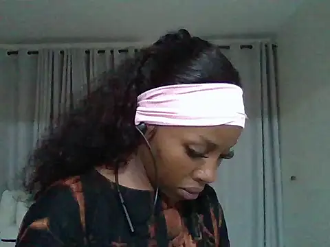 Snapshot of Queen_loveer chatting on 05.26.26 Queen loveer online show from 05.26.26