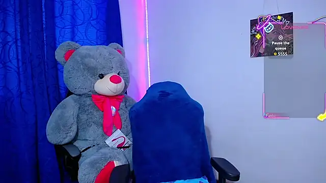 Snapshot of OwenBluee chatting on 04.26.26 OwenBluee online show from 04.26.26