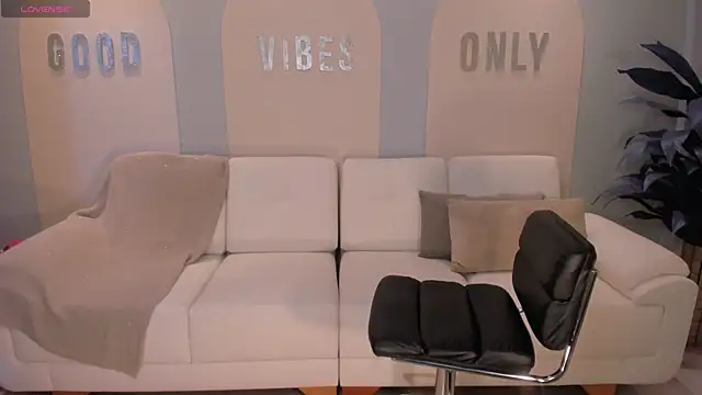 Snapshot of MariaHerrera_ chatting on 12.24.24 MariaHerrera online show from 12.24.24