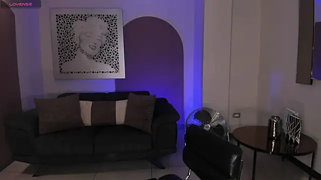 Snapshot of MariaHerrera_ chatting on 10.21.25 MariaHerrera online show from 10.21.25