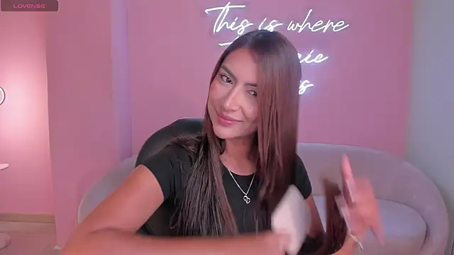 Snapshot of ArianaDumont chatting on 07.02.26 ArianaDumont online show from 07.02.26