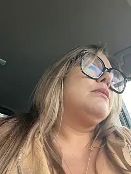 Snapshot of LolaBeretta chatting on 10.13.25 LolaBeretta online show from 10.13.25