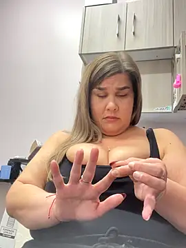 Snapshot of LolaBeretta chatting on 10.14.25 LolaBeretta online show from 10.14.25