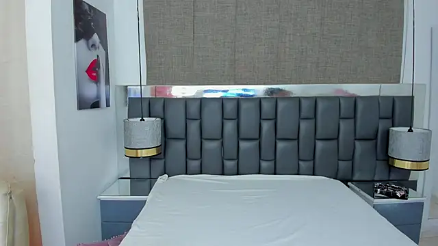 Snapshot of _cat_18 chatting on 12.19.24  cat 18 online show from 12.19.24