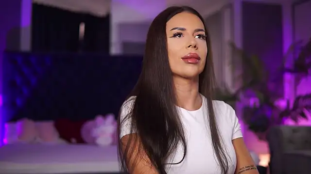 Snapshot of MissKiarra chatting on 09.26.25 MissKiarra online show from 09.26.25