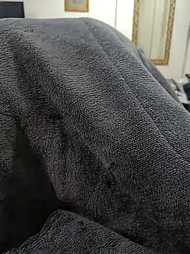 Snapshot of HotwifeBra chatting on 09.19.25 HotwifeBra online show from 09.19.25