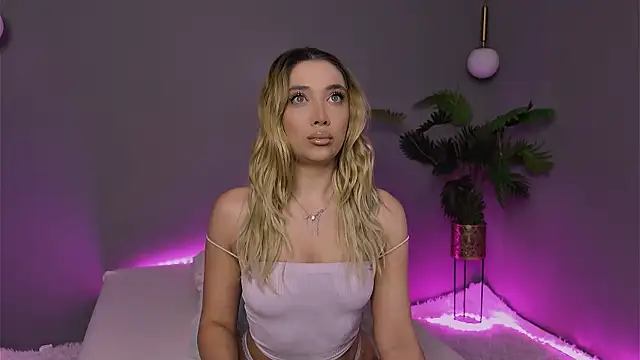 Snapshot of Jessielle chatting on 03.26.26 Jessielle online show from 03.26.26