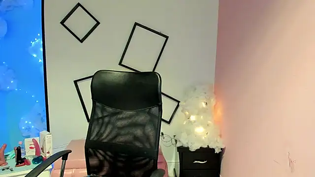 Emmily Walker online show from 09.26.25