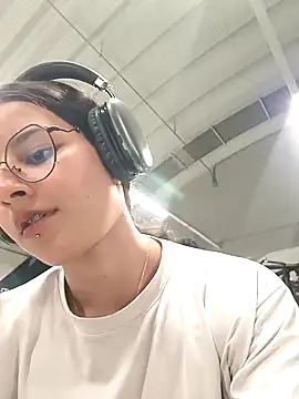 Snapshot of _vaness chatting on 12.21.24  vaness online show from 12.21.24