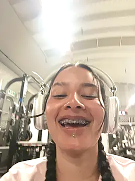 Snapshot of _vaness chatting on 12.30.24  vaness online show from 12.30.24