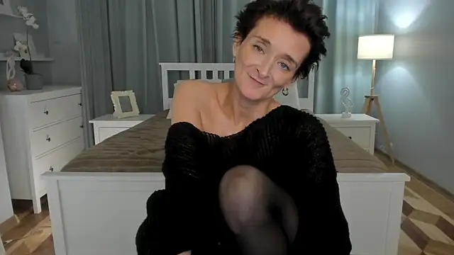 Snapshot of SimonaDeBeauvoir chatting on 12.19.24 SimonaDeBeauvoir online show from 12.19.24