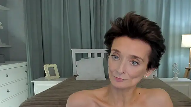 Snapshot of SimonaDeBeauvoir chatting on 12.20.24 SimonaDeBeauvoir online show from 12.20.24