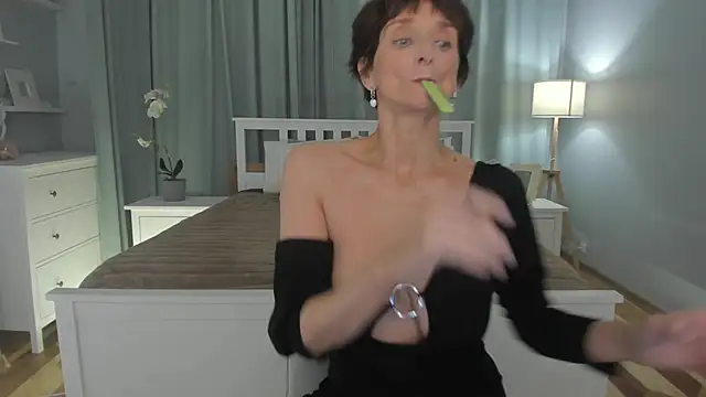 Snapshot of SimonaDeBeauvoir chatting on 01.11.25 SimonaDeBeauvoir online show from 01.11.25