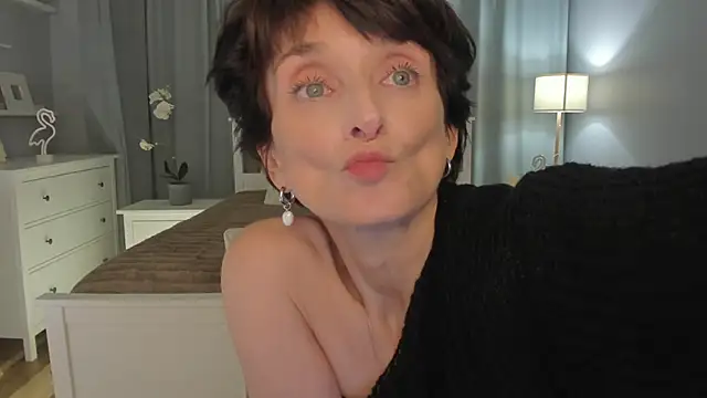 Snapshot of SimonaDeBeauvoir chatting on 02.13.25 SimonaDeBeauvoir online show from 02.13.25