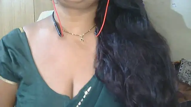 Snapshot of Cute_Ruhi99 chatting on 10.08.25 Cute Ruhi99 online show from 10.08.25