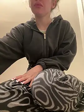 Snapshot of Holly-Glamour chatting on 03.04.25 Holly-Glamour online show from 03.04.25