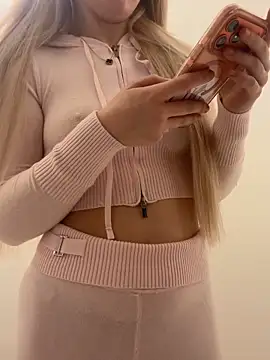 Holly-Glamour online show from 12.05.25