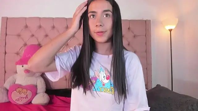 Snapshot of xanna_sweet chatting on 02.15.25 xanna sweet online show from 02.15.25