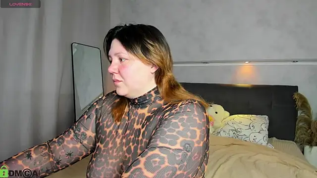 Snapshot of Ruth_Oliver chatting on 06.05.26 Ruth Oliver online show from 06.05.26
