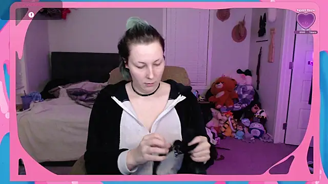 Snapshot of CirqueNoirBlu chatting on 10.10.25 CirqueNoirBlu online show from 10.10.25