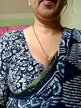 Snapshot of Rosy-B chatting on 10.04.25 Rosy-B online show from 10.04.25