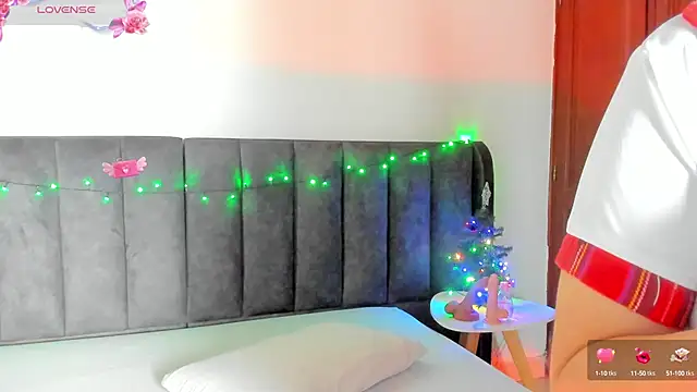 Snapshot of SofiScott_ chatting on 12.21.24 SofiScott online show from 12.21.24