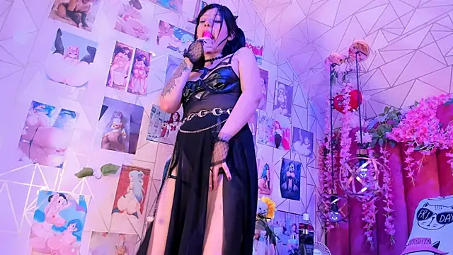 Snapshot of Alicebenett chatting on 10.07.25 Alicebenett online show from 10.07.25