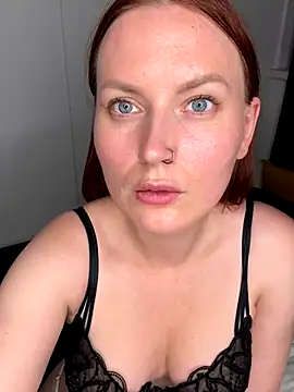 Snapshot of EmmaWarren chatting on 10.19.25 EmmaWarren online show from 10.19.25