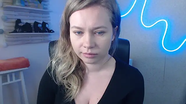 holly xglam online show from 02.18.25