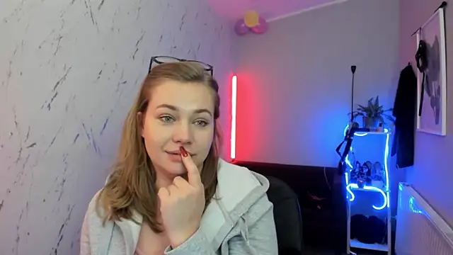 holly xglam online show from 02.10.26