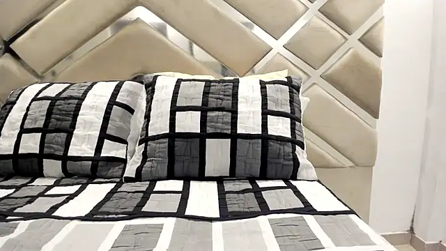 Snapshot of littlekittenn98 chatting on 10.28.25 littlekittenn98 online show from 10.28.25