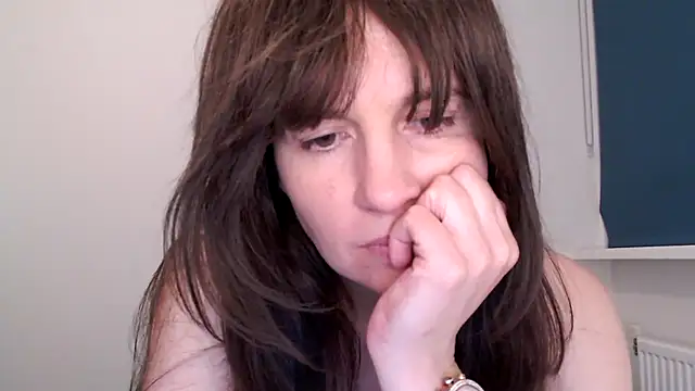 Snapshot of Ella_Next_Door chatting on 02.11.26 Ella Next Door online show from 02.11.26