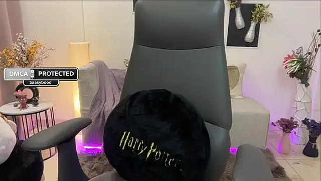 Snapshot of Unique-Beauty chatting on 04.15.26 Unique-Beauty online show from 04.15.26