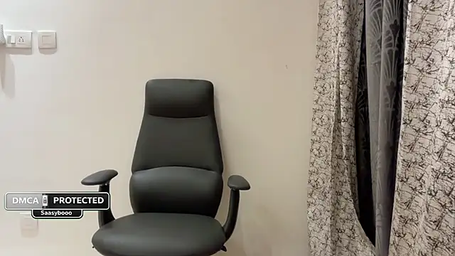 Snapshot of Unique-Beauty chatting on 06.18.26 Unique-Beauty online show from 06.18.26