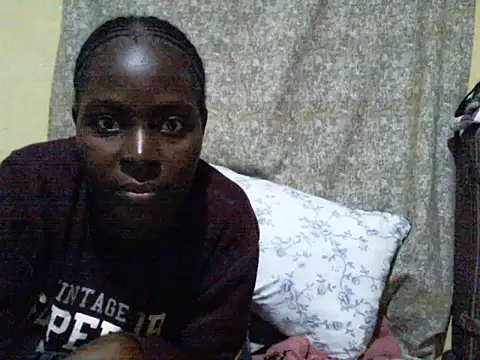 Snapshot of ara_bella chatting on 10.03.25 ara bella online show from 10.03.25