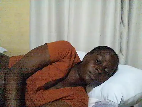 Snapshot of ara_bella chatting on 10.11.25 ara bella online show from 10.11.25