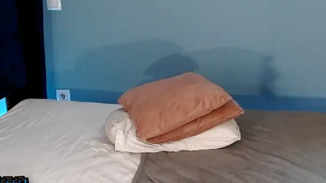 AnnaMaee online show from 01.08.25