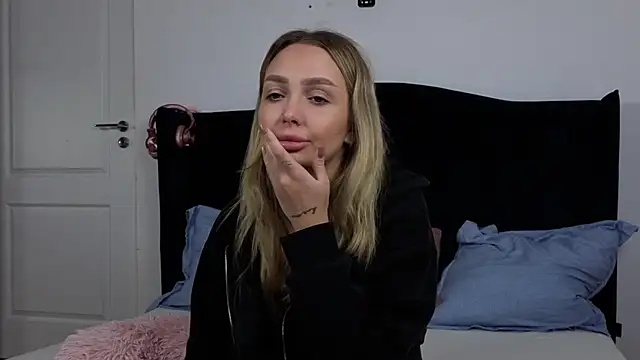 AnnaMaee online show from 11.18.25