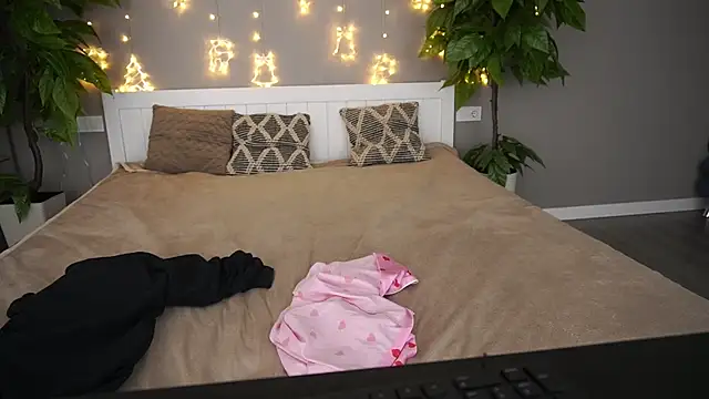 MagicPeachh  online show from 01.21.25