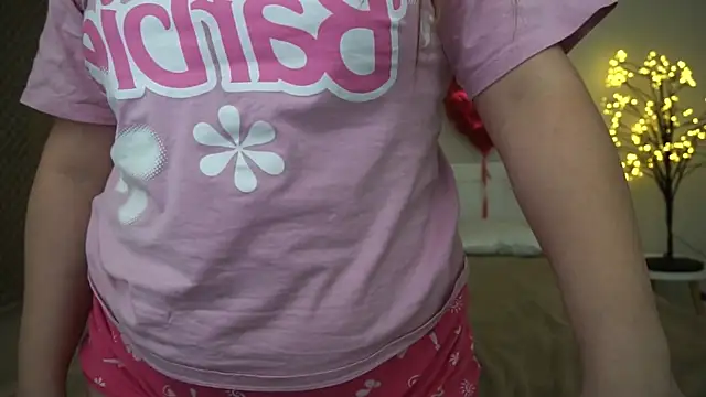 MagicPeachh  online show from 02.28.25